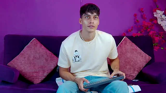 AlessioVitale online show from November 28, 2025, 12:27 pm