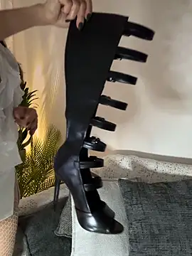 HotLdyllic online show from April 17, 2026, 2:20 pm