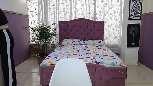 alaia skater online show from December 21, 2025, 7:15 pm