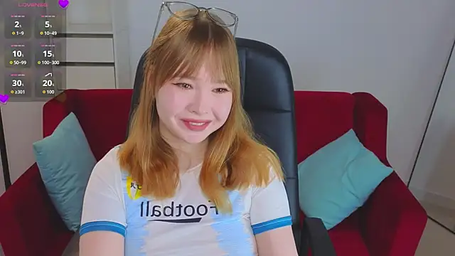 Snapshot of YourTanomi chatting on November 10, 2025, 3:28 pm YourTanomi online show from November 10, 2025, 3:28 pm