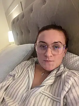 EmLovesxx online show from November 17, 2025, 9:30 pm