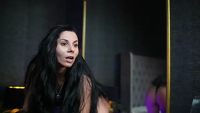 GiaEasyIce online show from November 18, 2025, 8:34 pm