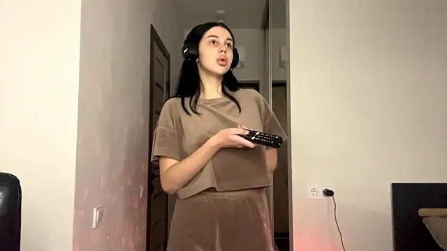 EliseBonser online show from November 3, 2025, 6:55 pm