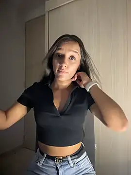 Brunettecollins05 online show from May 19, 2026, 11:23 pm