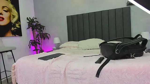 Snapshot of kendra_london chatting on April 16, 2026, 11:33 am kendra london online show from April 16, 2026, 11:33 am