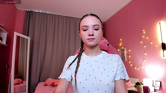 Snapshot of Adria_Arjona chatting on November 30, 2025, 7:42 am Adria Arjona online show from November 30, 2025, 7:42 am