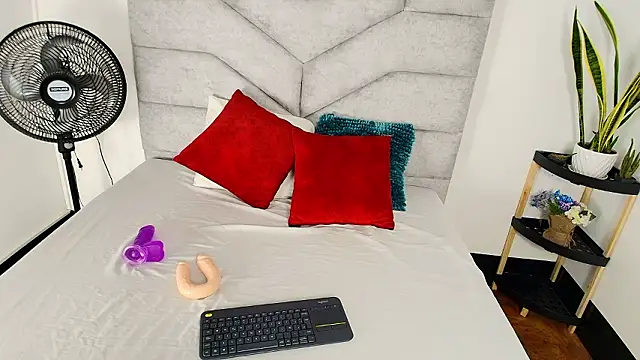 Snapshot of KimberlyFox_t chatting on February 18, 2026, 12:23 pm KimberlyFox t online show from February 18, 2026, 12:23 pm