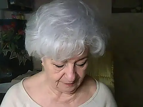 Snapshot of ValeriaKroww chatting on May 4, 2026, 5:44 am ValeriaKroww online show from May 4, 2026, 5:44 am
