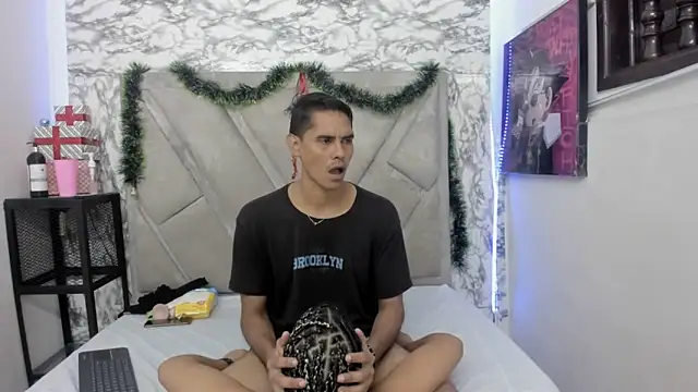 KiraFox1 online show from December 18, 2025, 7:50 pm