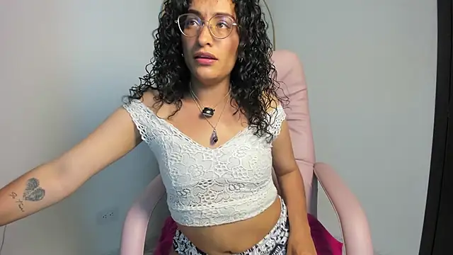 misslya00 online show from November 30, 2025, 8:53 pm