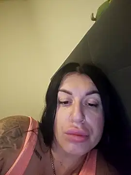 Julianneloreen online show from November 5, 2025, 12:14 am