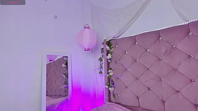 lauxury  online show from November 12, 2025, 3:10 am