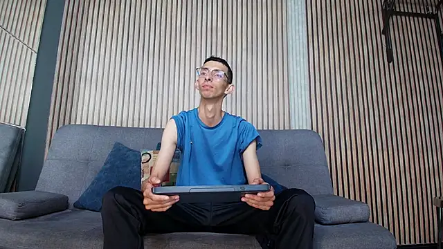 ZyroNight online show from December 18, 2025, 10:13 pm