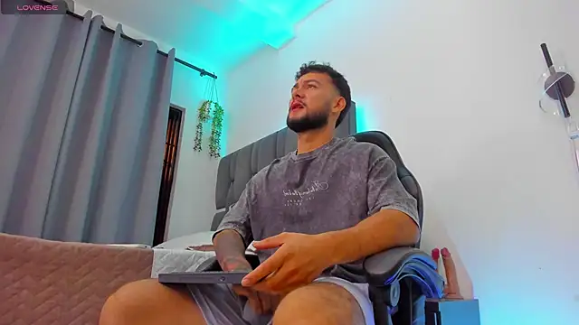 Snapshot of noah_corvelle chatting on February 3, 2026, 1:05 am noah corvelle online show from February 3, 2026, 1:05 am