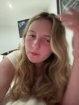 Snapshot of Ell_albescu chatting on November 4, 2025, 10:24 pm Ell albescu online show from November 4, 2025, 10:24 pm