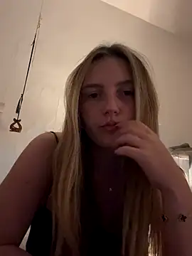 Snapshot of Ell_albescu chatting on November 5, 2025, 9:07 pm Ell albescu online show from November 5, 2025, 9:07 pm