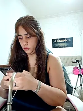 nahiarabiel33 online show from November 6, 2025, 4:22 pm