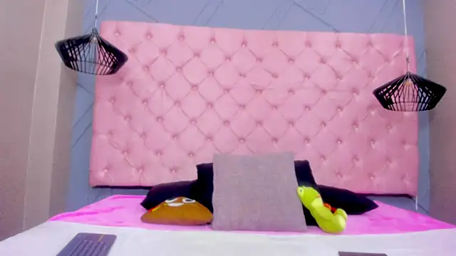 Mia Horney online show from December 2, 2025, 12:29 pm