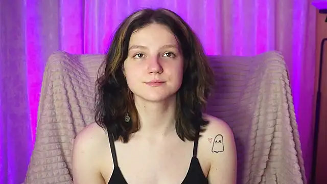 LatinaHuguenin online show from March 18, 2026, 7:04 pm