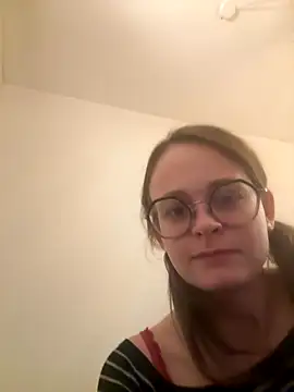 YoungNoraa online show from November 5, 2025, 4:43 pm