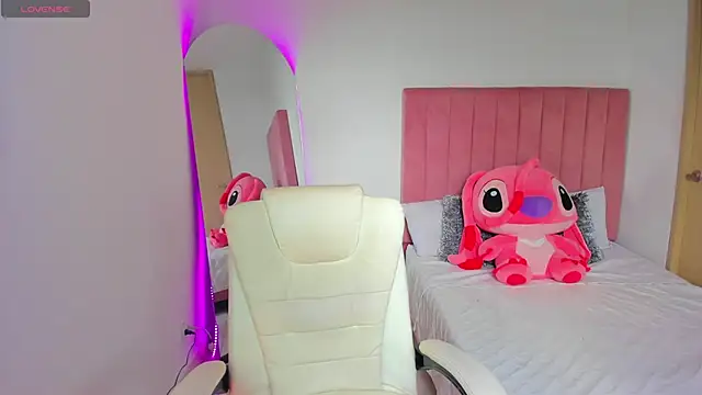 Snapshot of Janettcruz chatting on February 9, 2026, 8:18 pm Janettcruz online show from February 9, 2026, 8:18 pm