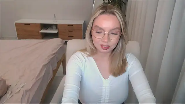 PolinaXXXXJones online show from November 5, 2025, 4:43 pm