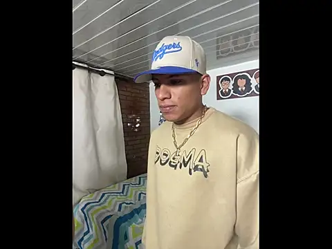 Snapshot of Mike_and_Rayan chatting on November 12, 2025, 12:26 am Mike and Rayan online show from November 12, 2025, 12:26 am