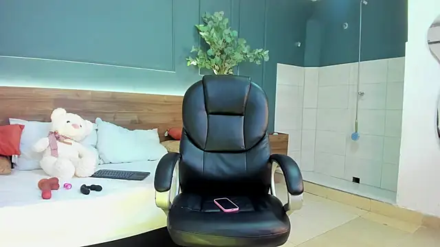 sheyla meow online show from November 9, 2025, 3:43 am