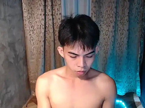 Snapshot of Urhotsilverboy chatting on January 18, 2026, 4:32 pm Urhotsilverboy online show from January 18, 2026, 4:32 pm