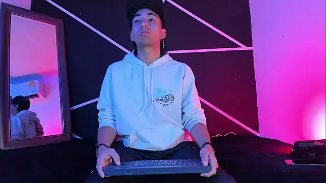 Snapshot of Austin_Santos_ chatting on November 8, 2025, 12:31 pm Austin Santos online show from November 8, 2025, 12:31 pm