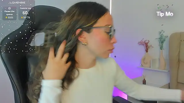 Snapshot of LuluuBerry chatting on November 24, 2025, 3:34 pm LuluuBerry online show from November 24, 2025, 3:34 pm