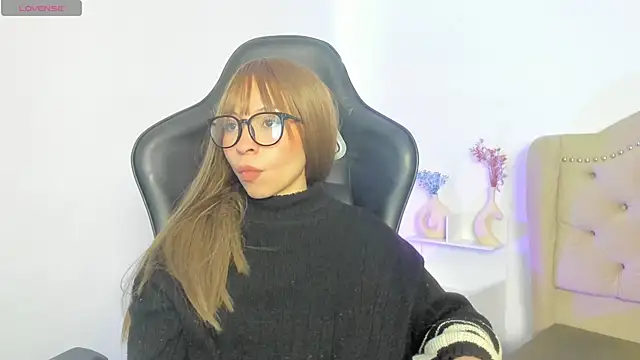 Snapshot of LuluuBerry chatting on November 17, 2025, 2:43 pm LuluuBerry online show from November 17, 2025, 2:43 pm