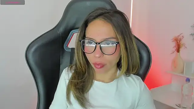 Snapshot of LuluuBerry chatting on November 29, 2025, 11:43 am LuluuBerry online show from November 29, 2025, 11:43 am