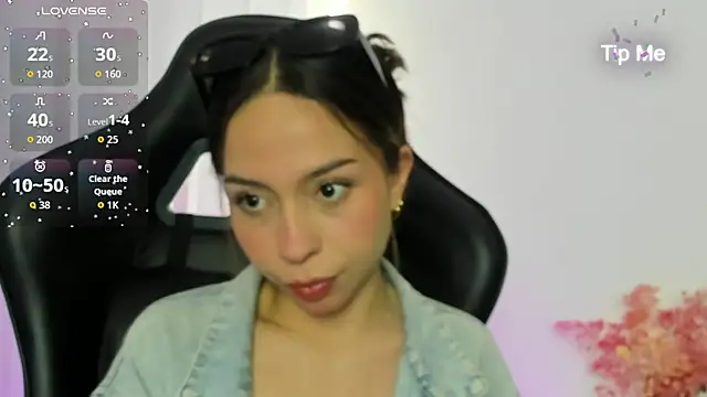 Snapshot of LuluuBerry chatting on December 16, 2025, 6:45 pm LuluuBerry online show from December 16, 2025, 6:45 pm