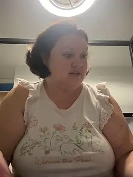 Snapshot of RealWoman84 chatting on November 9, 2025, 9:41 pm RealWoman84 online show from November 9, 2025, 9:41 pm