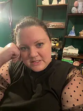 Snapshot of RealWoman84 chatting on November 11, 2025, 1:39 pm RealWoman84 online show from November 11, 2025, 1:39 pm