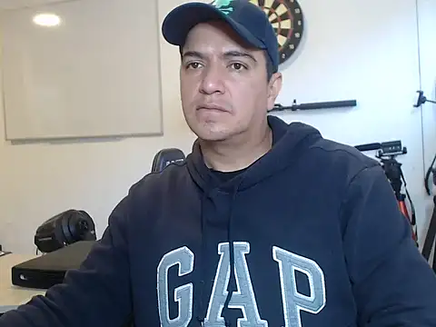 Snapshot of yayo_33 chatting on November 6, 2025, 8:57 pm yayo 33 online show from November 6, 2025, 8:57 pm