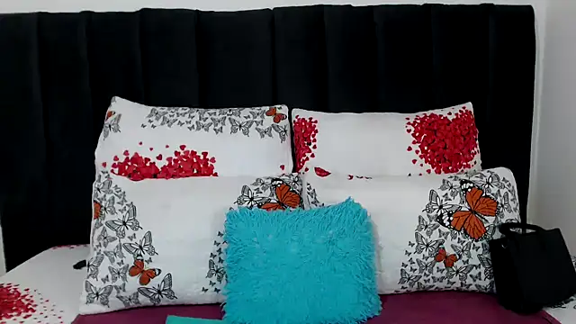 Miss-Berries online show from March 29, 2026, 1:29 am