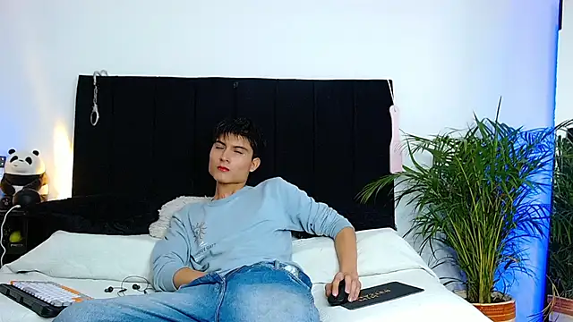 thomasbennett  online show from November 6, 2025, 11:09 pm