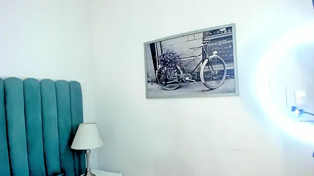 Snapshot of FrancescaSkuirt chatting on February 24, 2026, 5:41 am FrancescaSkuirt online show from February 24, 2026, 5:41 am