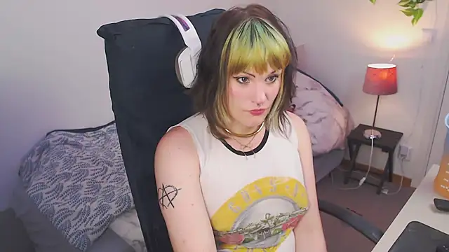 slutty violet online show from May 24, 2026, 5:02 pm