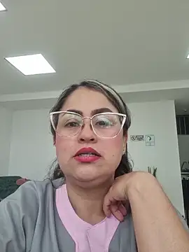 Laurenwc online show from November 12, 2025, 5:06 pm