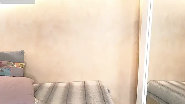 Snapshot of BellaRooux chatting on January 14, 2026, 12:20 pm BellaRooux online show from January 14, 2026, 12:20 pm