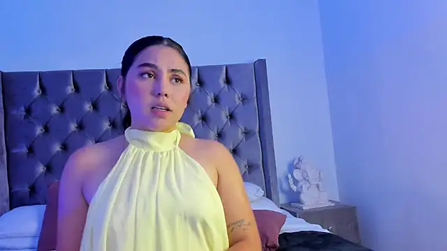 NikkiBotero online show from November 16, 2025, 5:39 pm