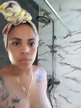 23Quenn online show from November 26, 2025, 8:20 pm