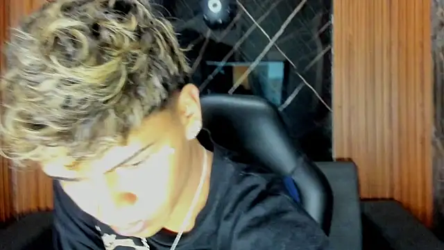 Timmy Kiing  online show from December 20, 2025, 9:06 pm