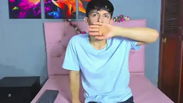 ElanGiraldo online show from November 26, 2025, 10:10 pm