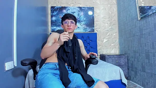 ElanGiraldo online show from May 16, 2026, 10:31 pm