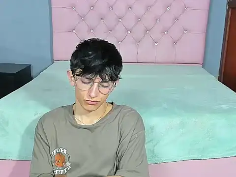 ElanGiraldo online show from January 14, 2026, 9:29 pm