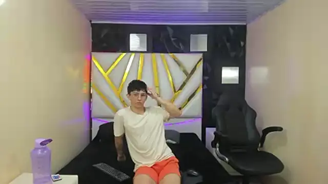 Snapshot of ElanGiraldo chatting on February 20, 2026, 12:07 am ElanGiraldo online show from February 20, 2026, 12:07 am